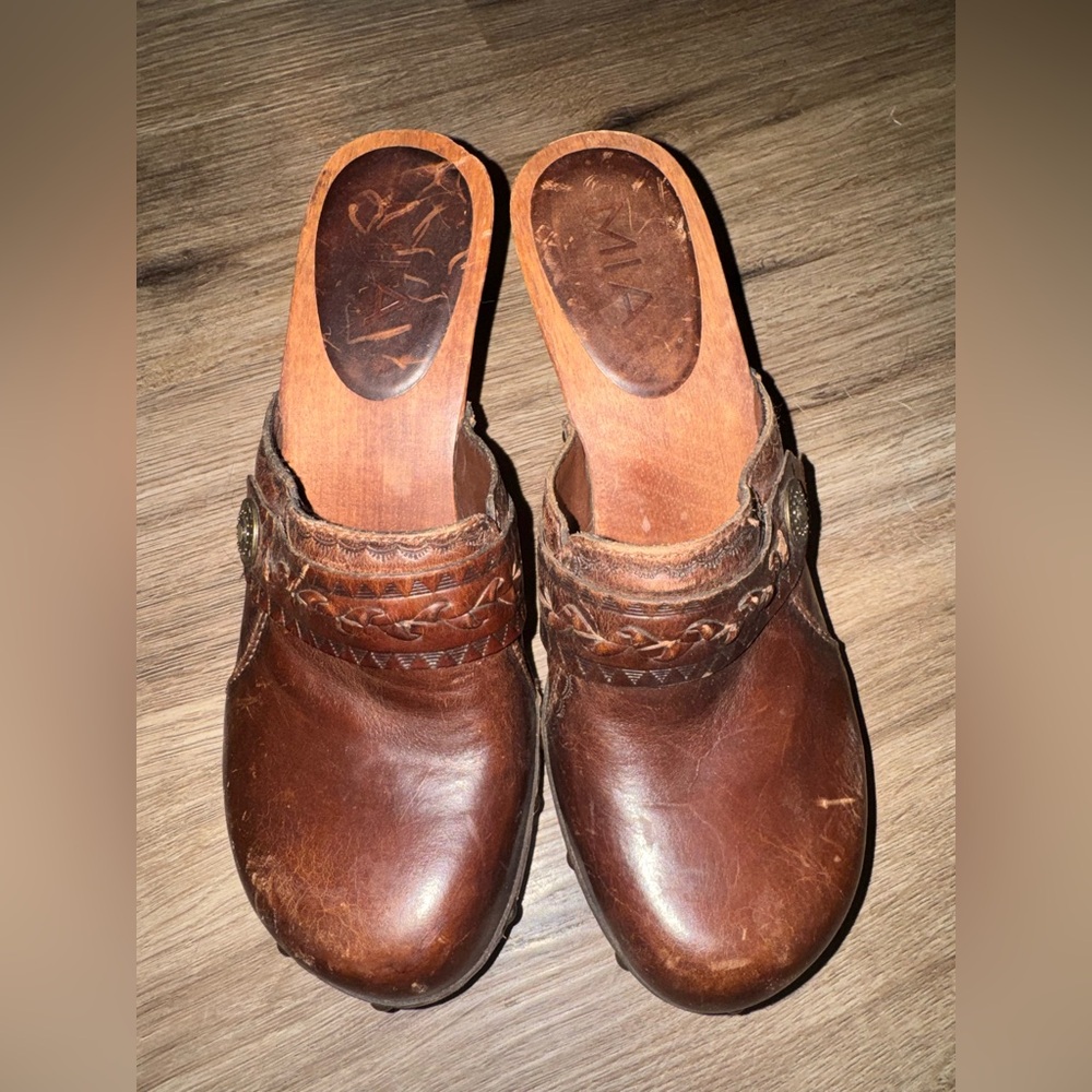 VINTAGE Y2K MIA Wooden Mules Tooled & Braided Leather Metal Studs Size 8